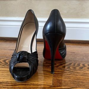 Christian Louboutin knotted peep toe pumps sz 9